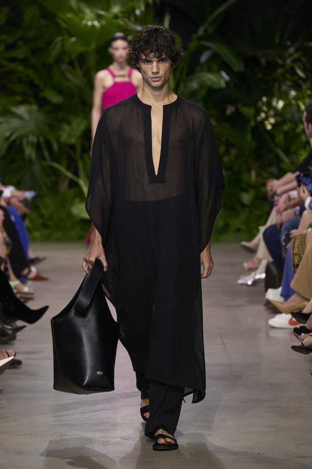 من مجموعة مايكل كورس لربيع وصيف 2023