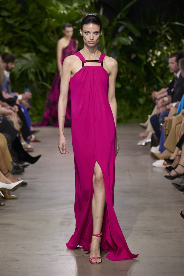 من مجموعة مايكل كورس لربيع وصيف 2023