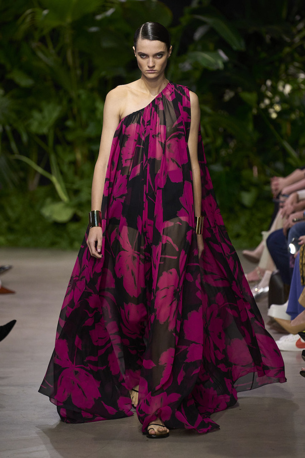 من مجموعة مايكل كورس لربيع وصيف 2023