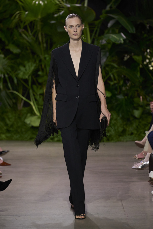 من مجموعة مايكل كورس لربيع وصيف 2023