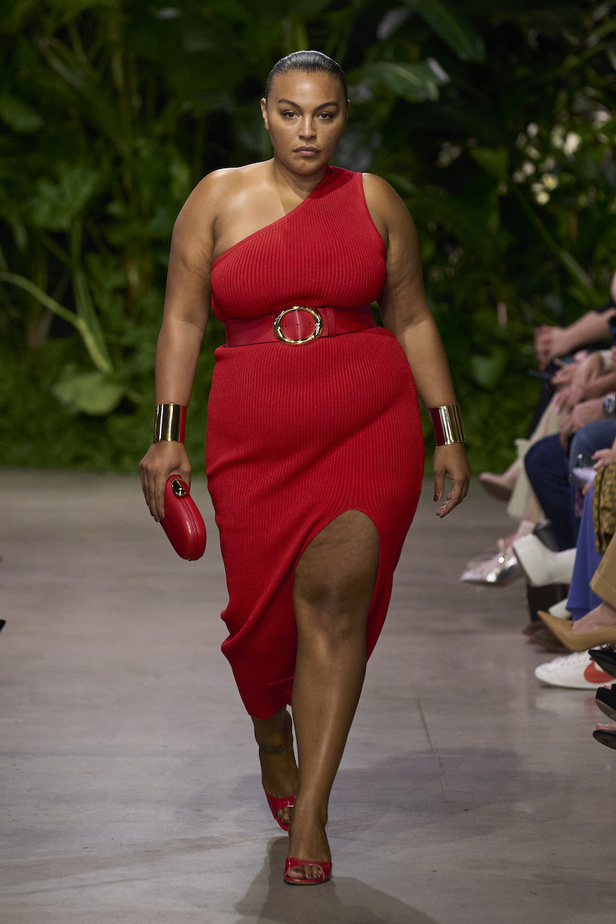 من مجموعة مايكل كورس لربيع وصيف 2023