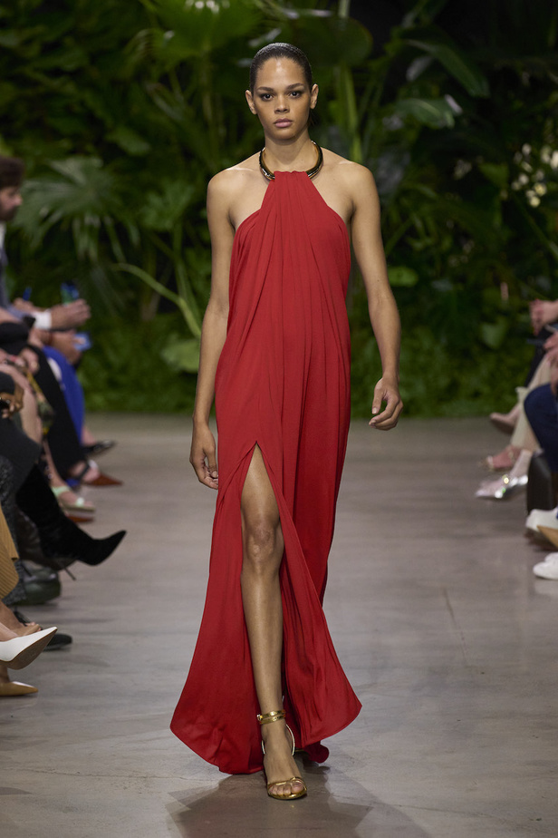 من مجموعة مايكل كورس لربيع وصيف 2023