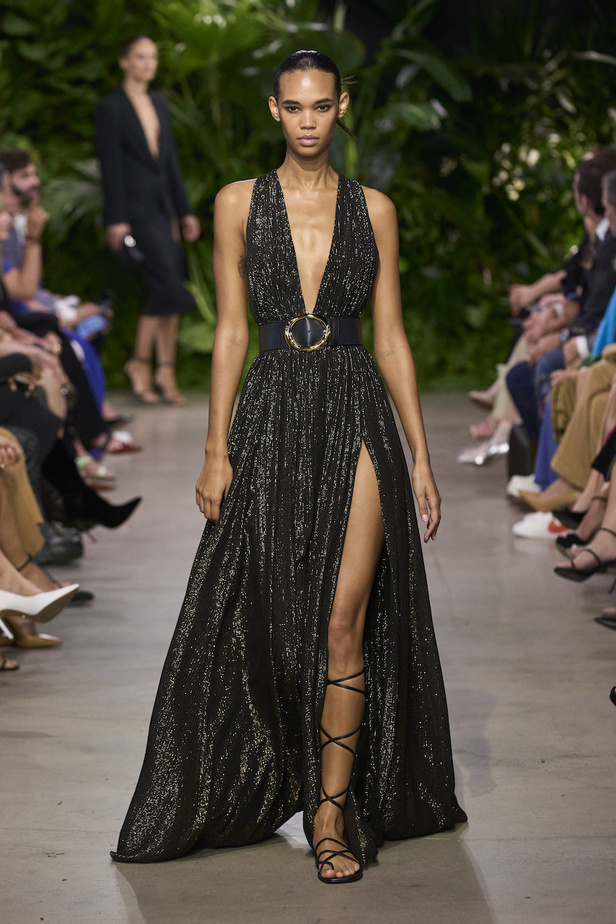 من مجموعة مايكل كورس لربيع وصيف 2023