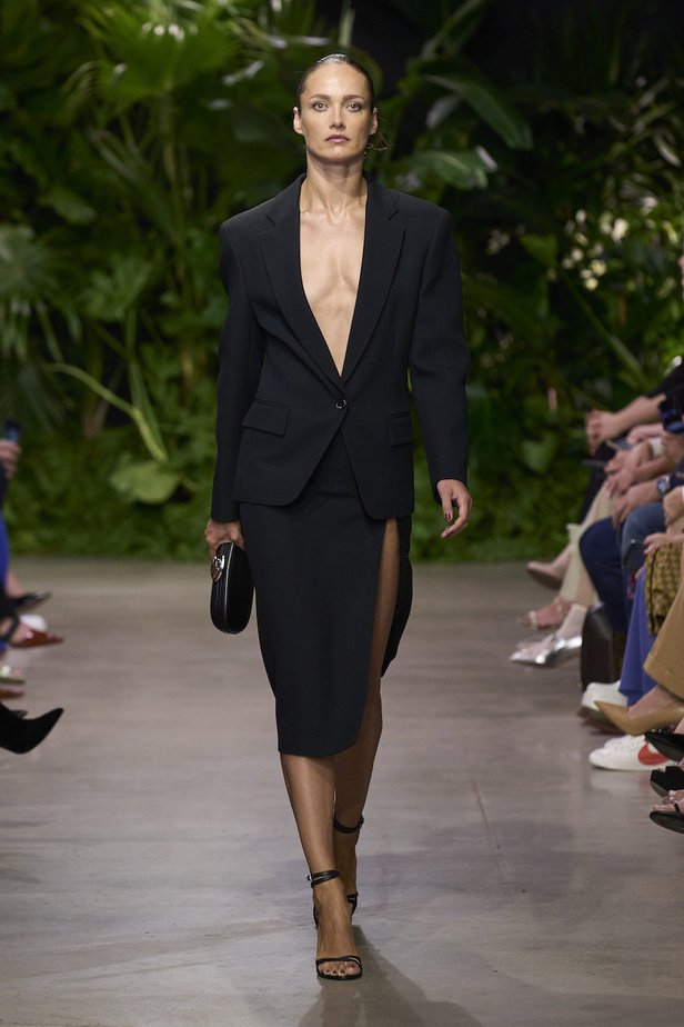 من مجموعة مايكل كورس لربيع وصيف 2023