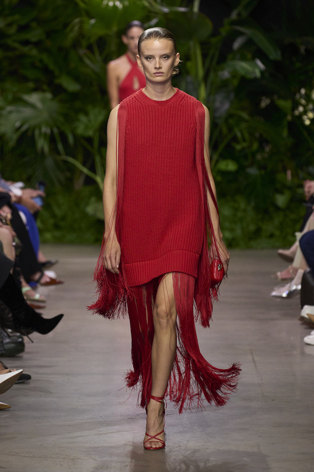 من مجموعة مايكل كورس لربيع وصيف 2023