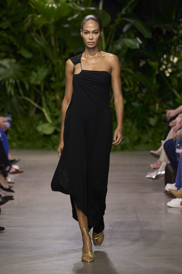 من مجموعة مايكل كورس لربيع وصيف 2023