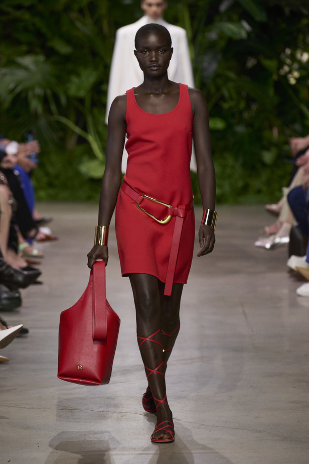 من مجموعة مايكل كورس لربيع وصيف 2023