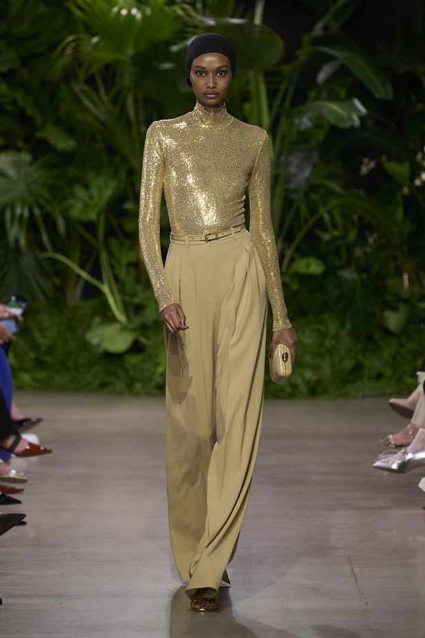 من مجموعة مايكل كورس لربيع وصيف 2023