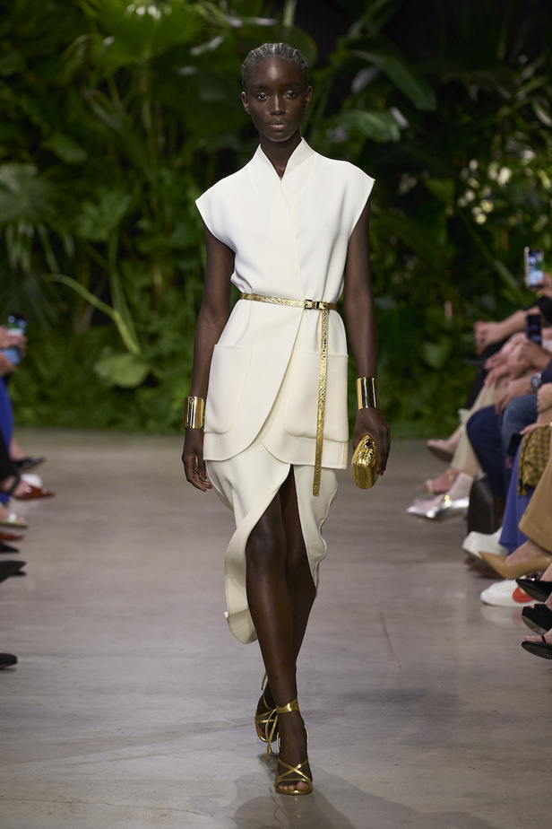 من مجموعة مايكل كورس لربيع وصيف 2023