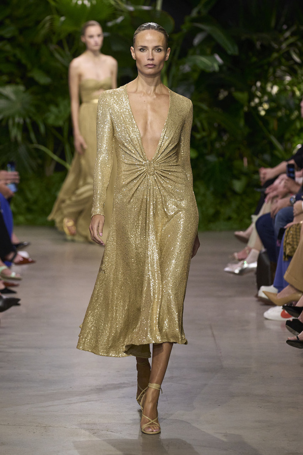 من مجموعة مايكل كورس لربيع وصيف 2023