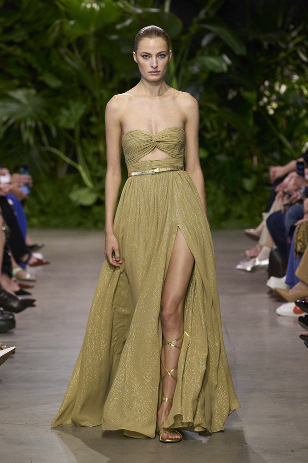 من مجموعة مايكل كورس لربيع وصيف 2023