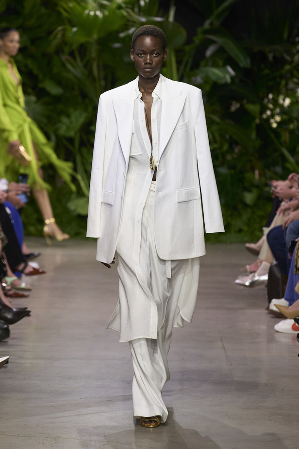 من مجموعة مايكل كورس لربيع وصيف 2023