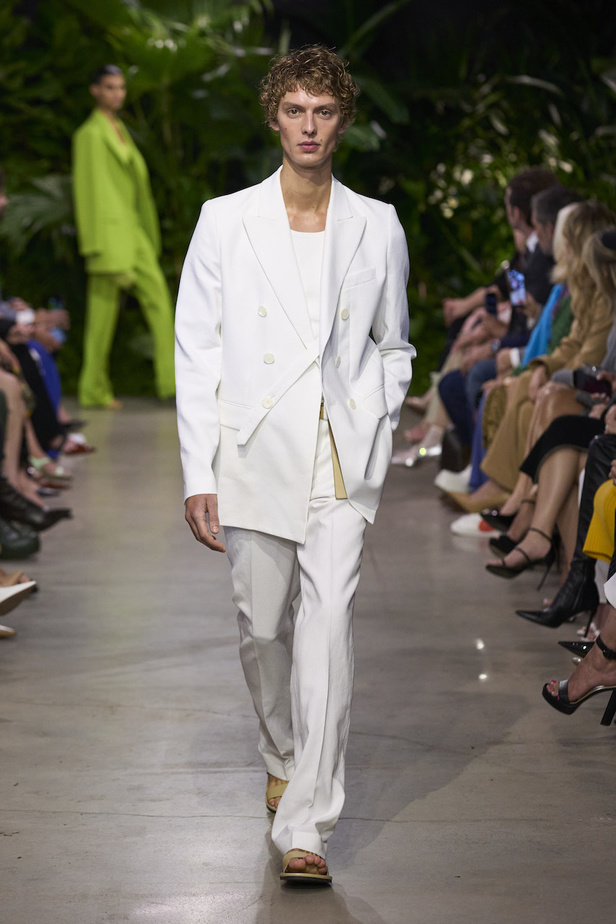 من مجموعة مايكل كورس لربيع وصيف 2023