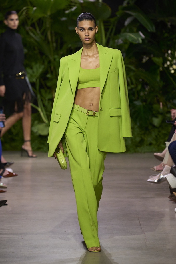 من مجموعة مايكل كورس لربيع وصيف 2023