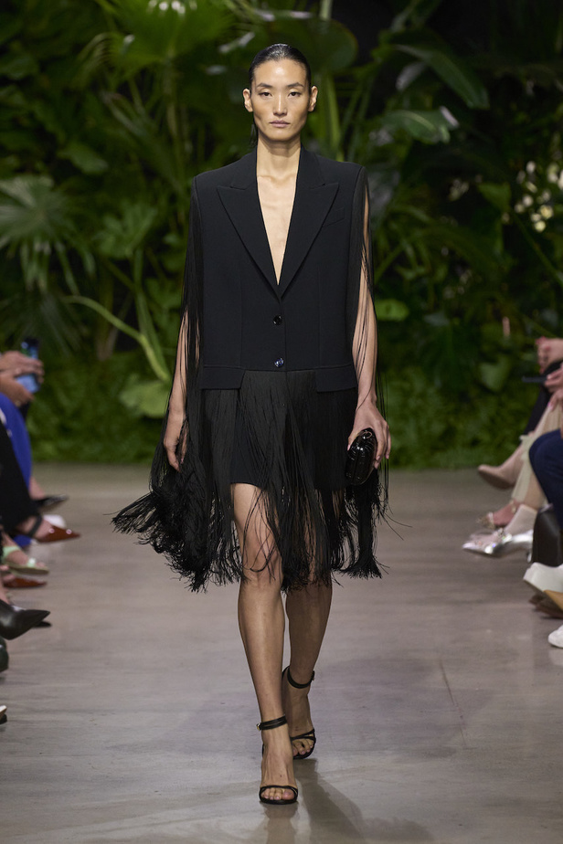 من مجموعة مايكل كورس لربيع وصيف 2023