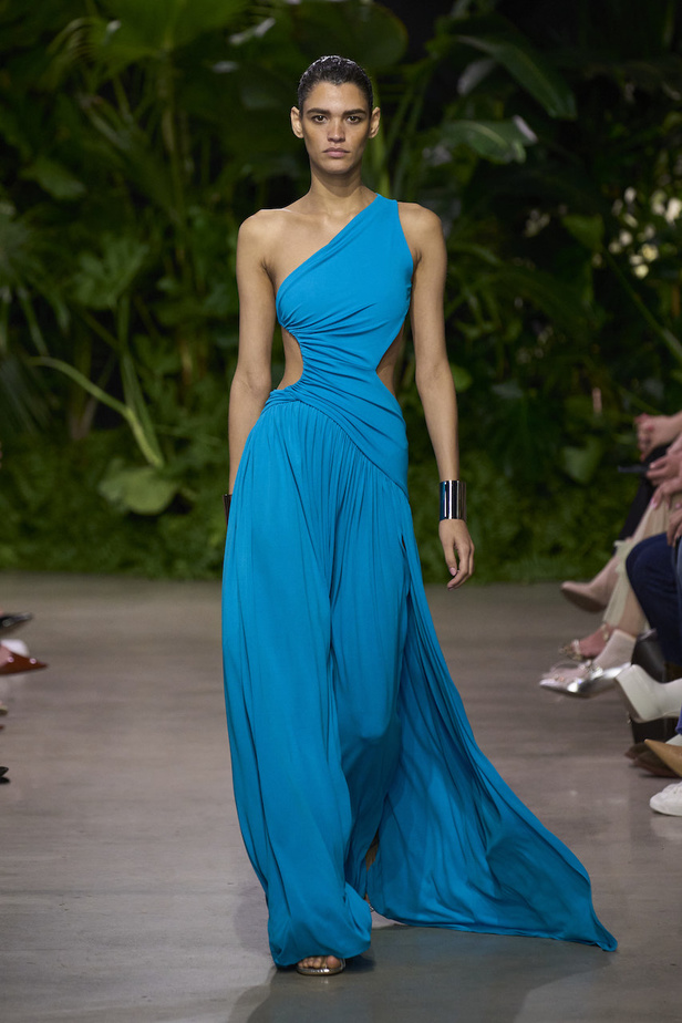 من مجموعة مايكل كورس لربيع وصيف 2023