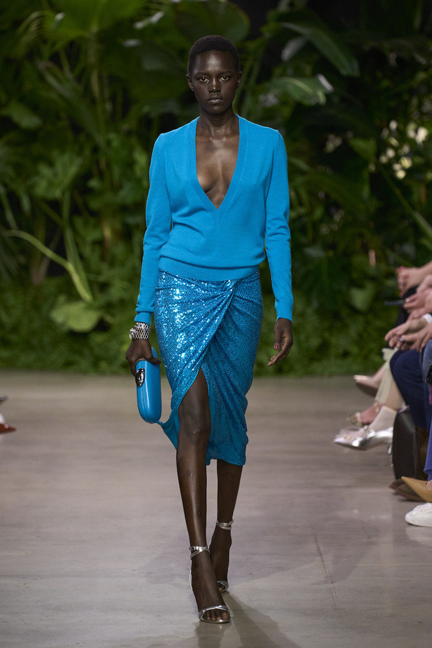 من مجموعة مايكل كورس لربيع وصيف 2023