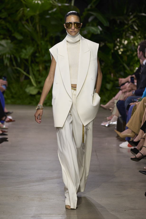 من مجموعة مايكل كورس لربيع وصيف 2023