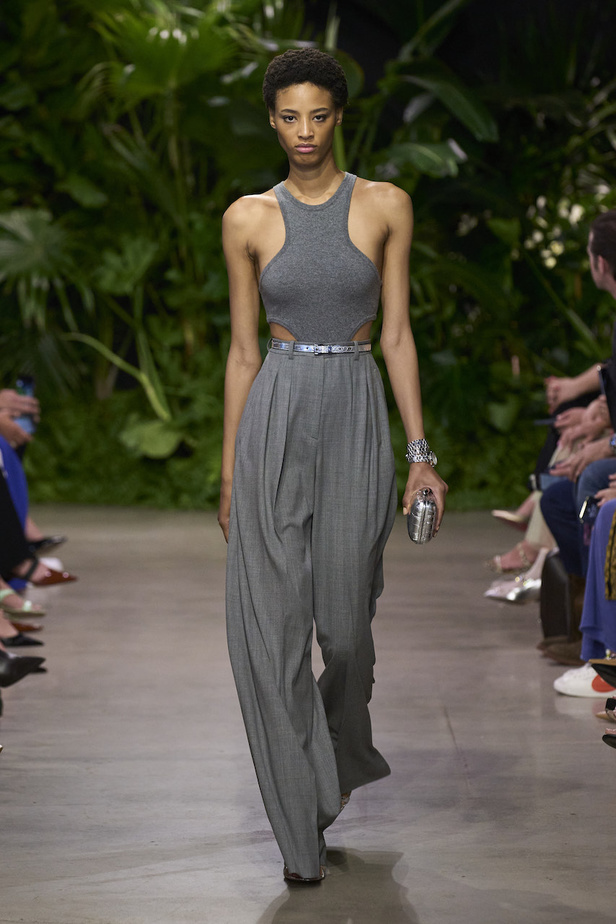 من مجموعة مايكل كورس لربيع وصيف 2023