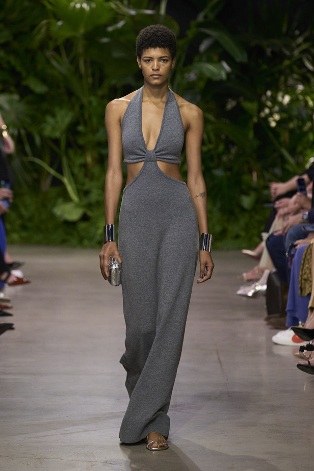 من مجموعة مايكل كورس لربيع وصيف 2023