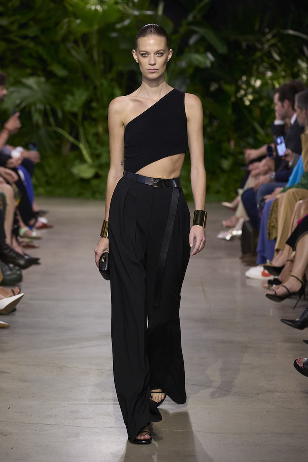 من مجموعة مايكل كورس لربيع وصيف 2023