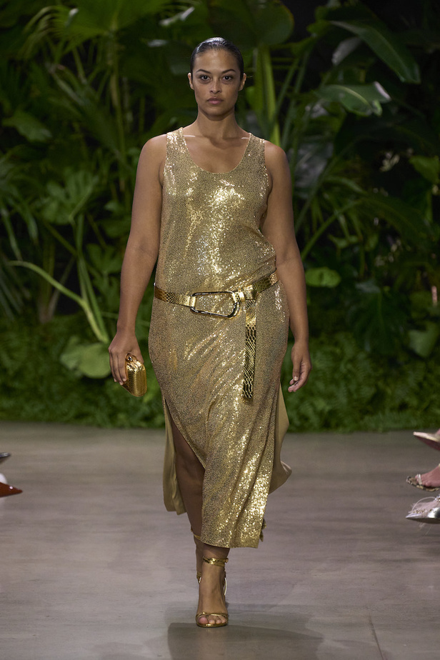 من مجموعة مايكل كورس لربيع وصيف 2023