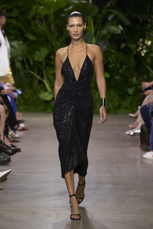 من مجموعة مايكل كورس لربيع وصيف 2023