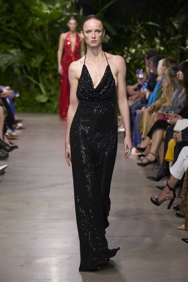 من مجموعة مايكل كورس لربيع وصيف 2023