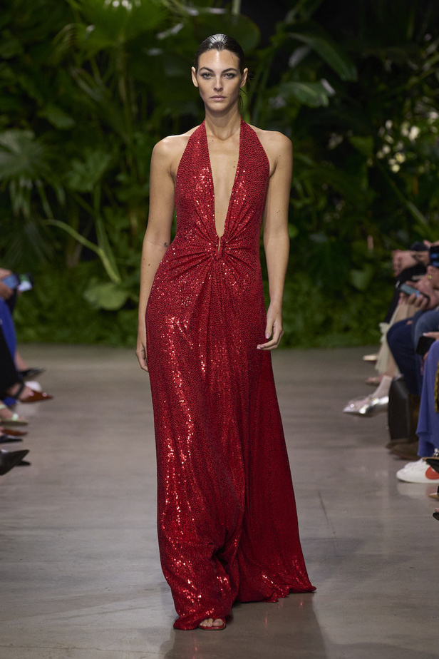 من مجموعة مايكل كورس لربيع وصيف 2023