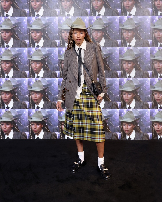 مجموعة Gucci تنقلنا إلى عالم Twinsburg: توأمة في الأناقة والعصرية 