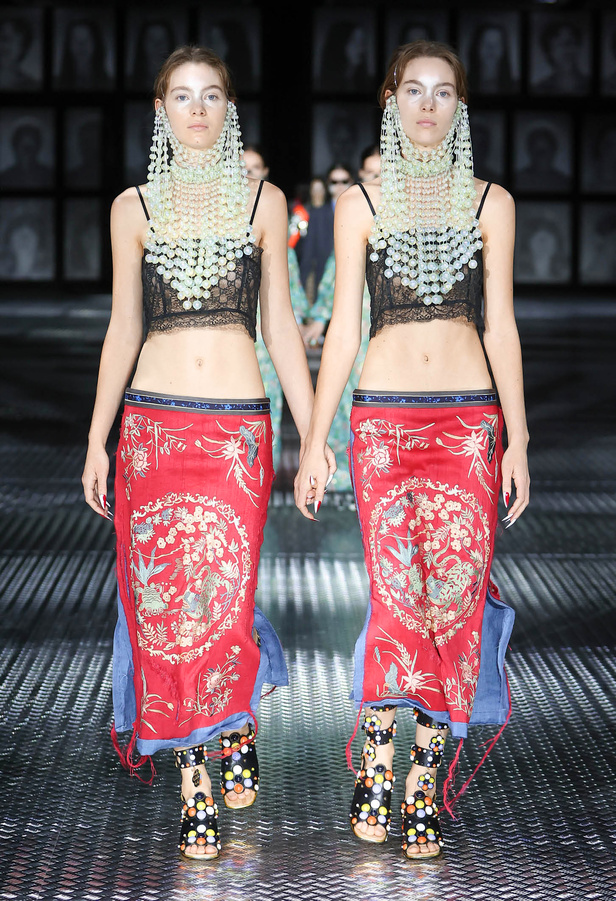 مجموعة Gucci تنقلنا إلى عالم Twinsburg: توأمة في الأناقة والعصرية 