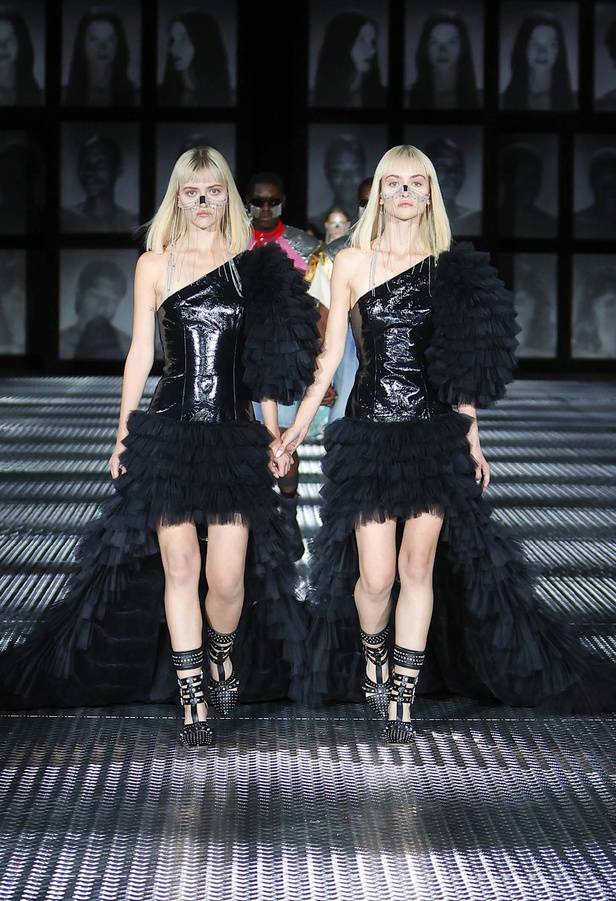 مجموعة Gucci تنقلنا إلى عالم Twinsburg: توأمة في الأناقة والعصرية 