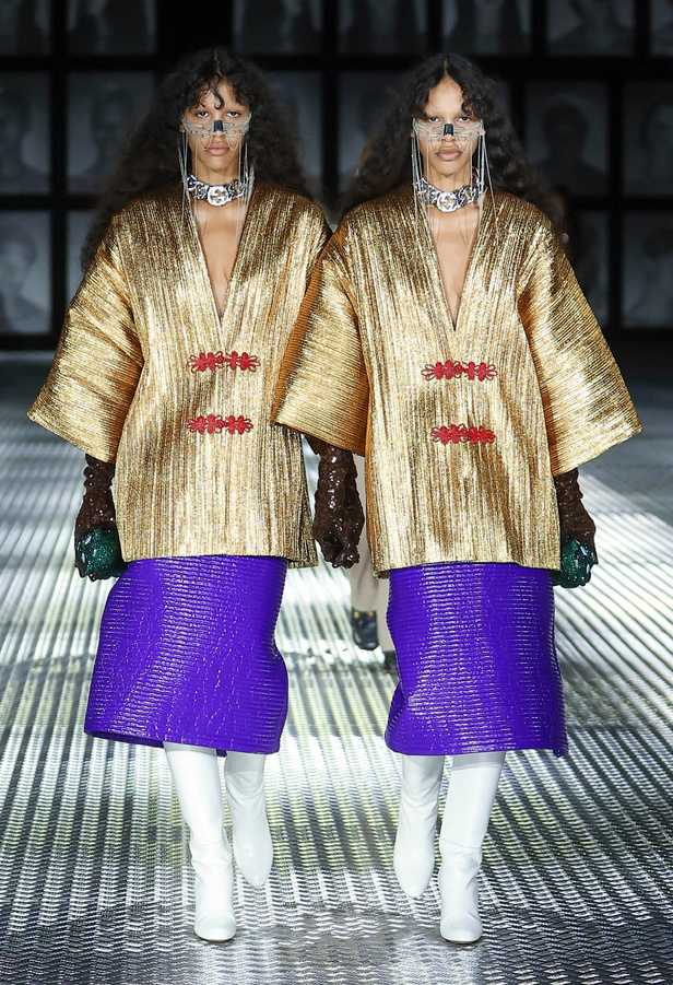 مجموعة Gucci تنقلنا إلى عالم Twinsburg: توأمة في الأناقة والعصرية 