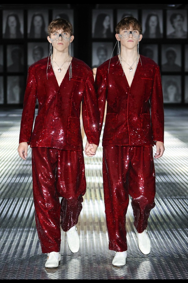 مجموعة Gucci تنقلنا إلى عالم Twinsburg: توأمة في الأناقة والعصرية 