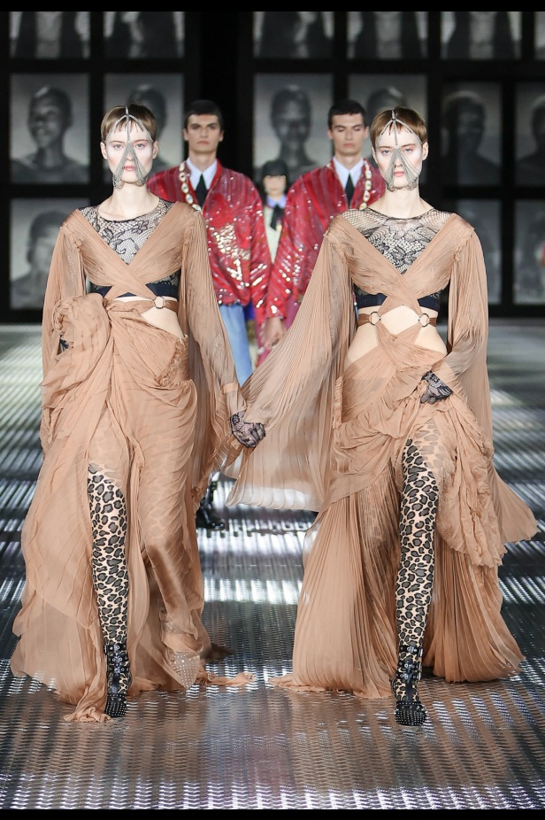 مجموعة Gucci تنقلنا إلى عالم Twinsburg: توأمة في الأناقة والعصرية 