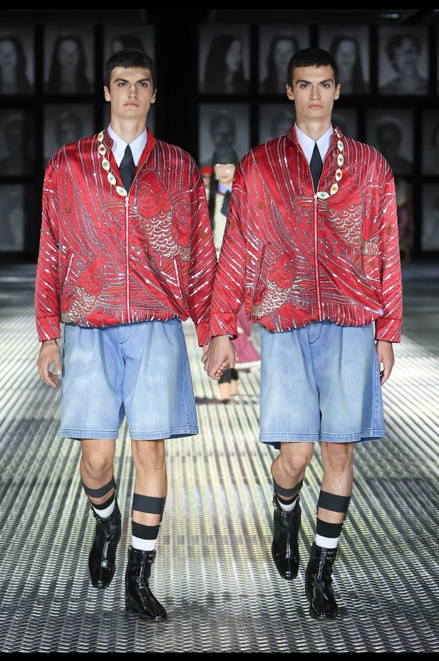 مجموعة Gucci تنقلنا إلى عالم Twinsburg: توأمة في الأناقة والعصرية 