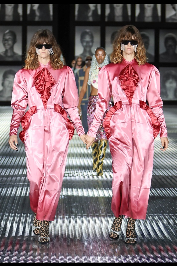 مجموعة Gucci تنقلنا إلى عالم Twinsburg: توأمة في الأناقة والعصرية 