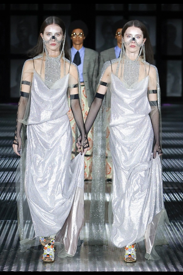 مجموعة Gucci تنقلنا إلى عالم Twinsburg: توأمة في الأناقة والعصرية 