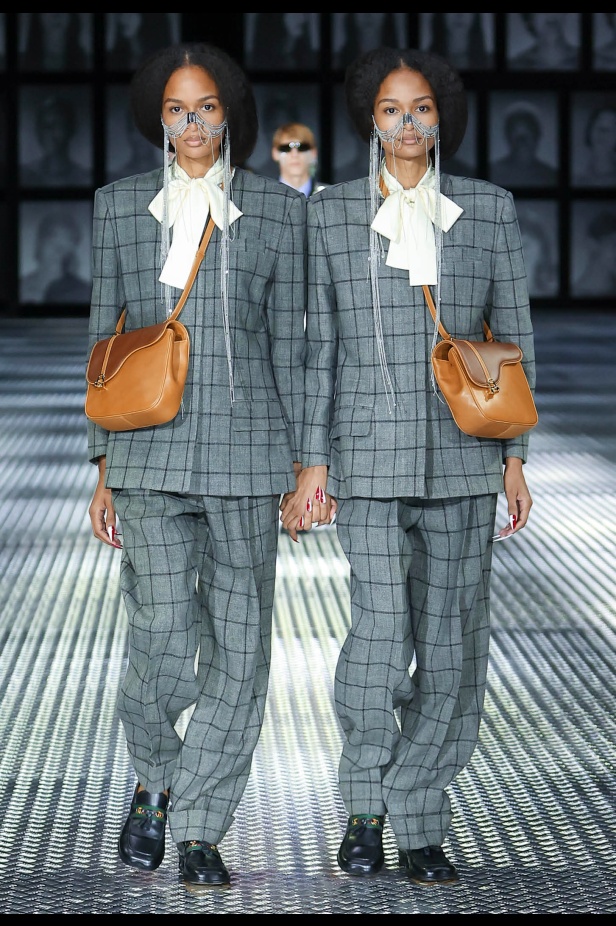 مجموعة Gucci تنقلنا إلى عالم Twinsburg: توأمة في الأناقة والعصرية 