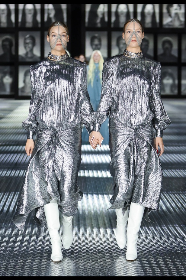 مجموعة Gucci تنقلنا إلى عالم Twinsburg: توأمة في الأناقة والعصرية 