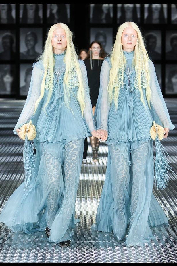 مجموعة Gucci تنقلنا إلى عالم Twinsburg: توأمة في الأناقة والعصرية 