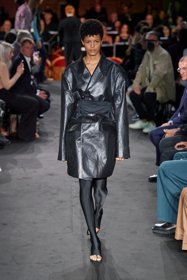 عرض أزياء MM6 Maison Margiela لربيع وصيف 2023 للمرأة التي تهوى المغامرة 