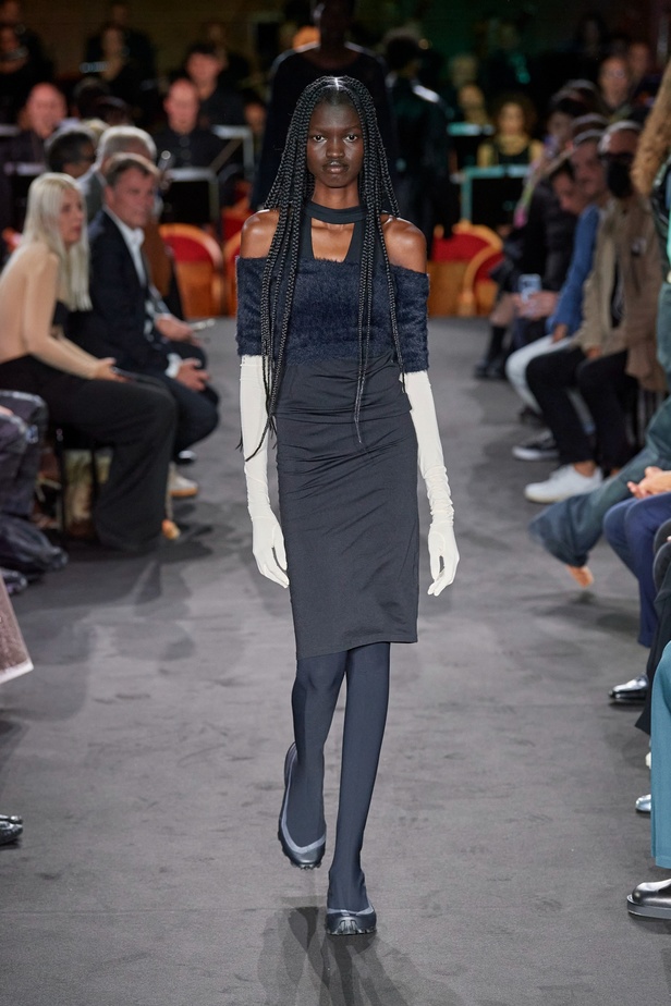 عرض أزياء MM6 Maison Margiela لربيع وصيف 2023 للمرأة التي تهوى المغامرة 