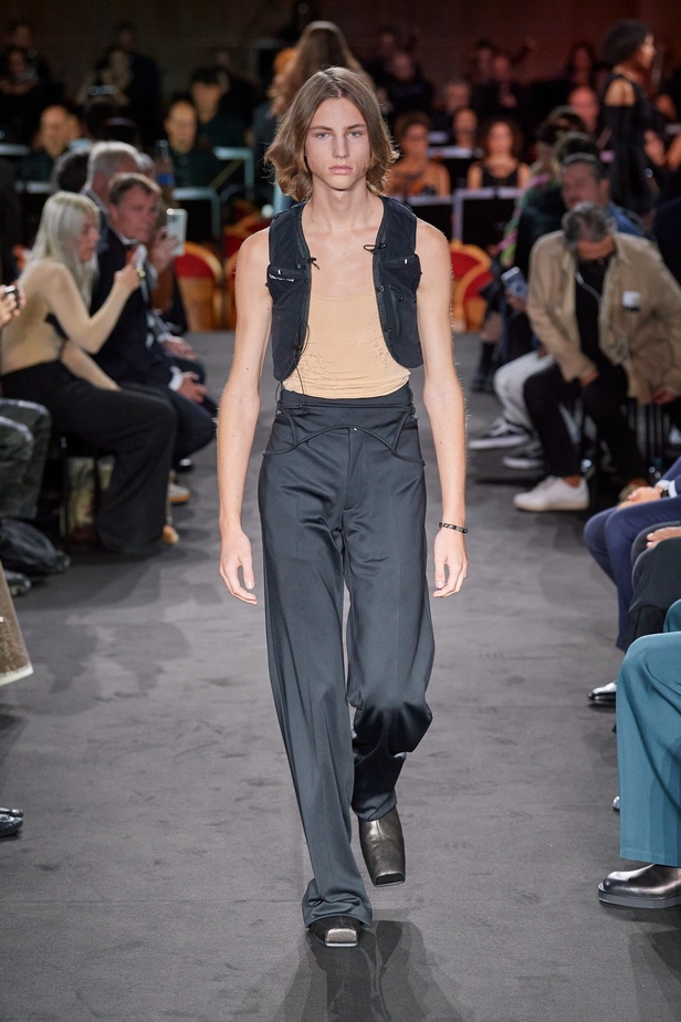 عرض أزياء MM6 Maison Margiela لربيع وصيف 2023 للمرأة التي تهوى المغامرة 