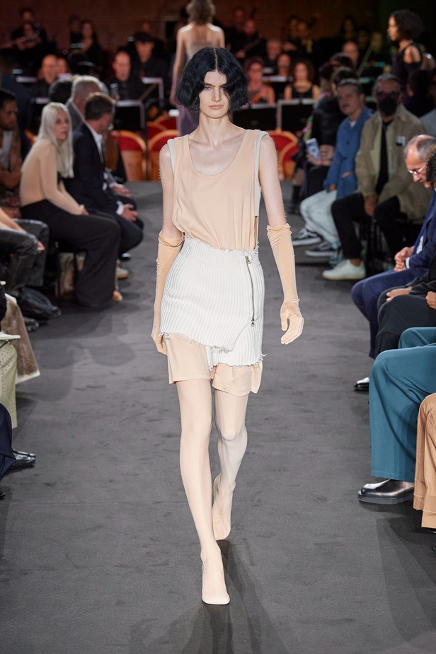 عرض أزياء MM6 Maison Margiela لربيع وصيف 2023 للمرأة التي تهوى المغامرة 