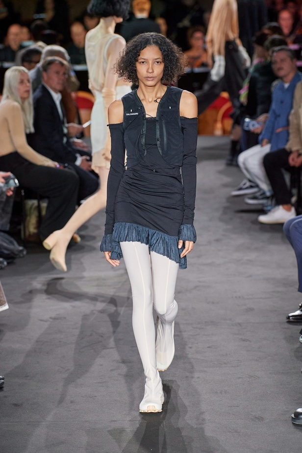 عرض أزياء MM6 Maison Margiela لربيع وصيف 2023 للمرأة التي تهوى المغامرة 