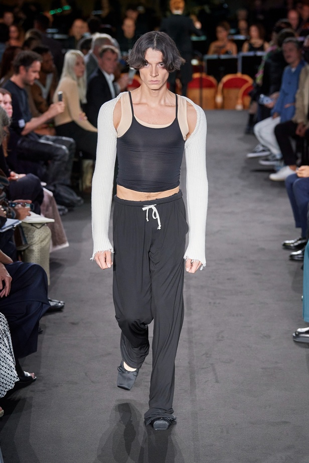 عرض أزياء MM6 Maison Margiela لربيع وصيف 2023 للمرأة التي تهوى المغامرة 