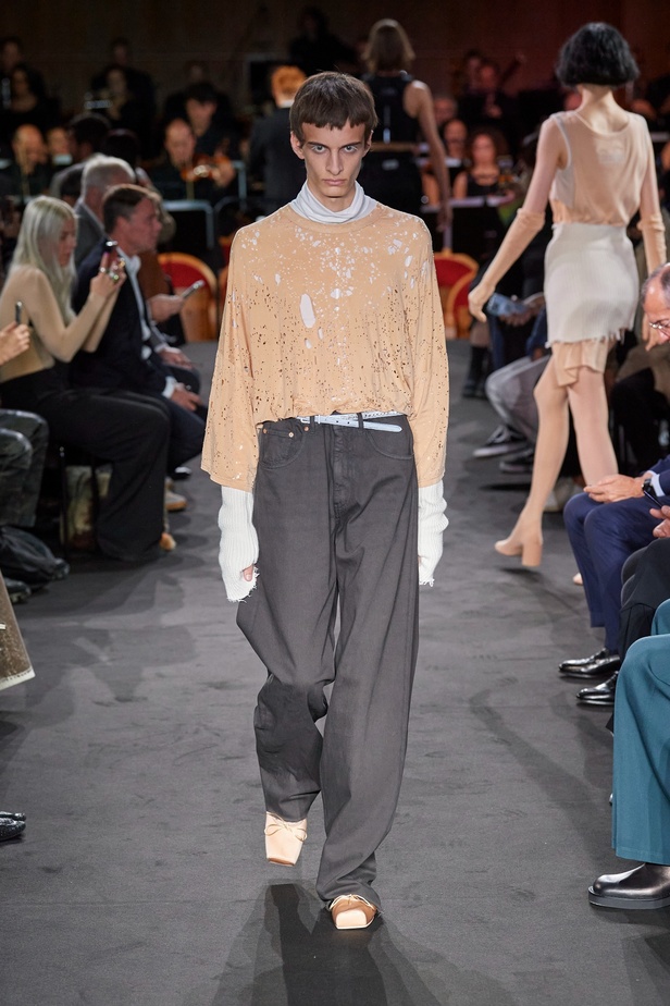 عرض أزياء MM6 Maison Margiela لربيع وصيف 2023 للمرأة التي تهوى المغامرة 