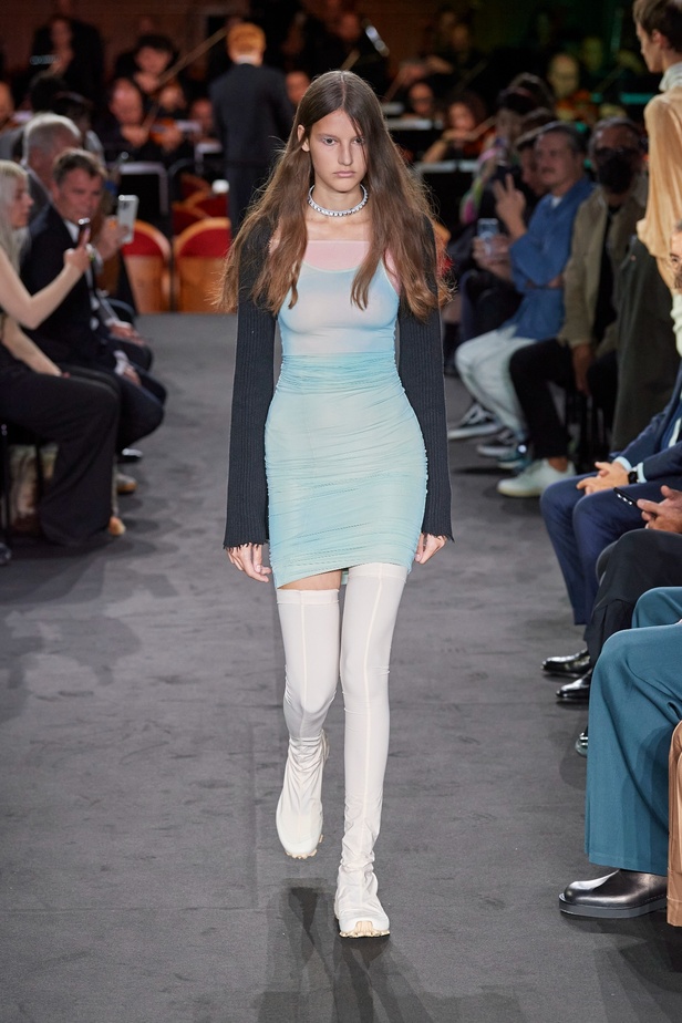 عرض أزياء MM6 Maison Margiela لربيع وصيف 2023 للمرأة التي تهوى المغامرة 