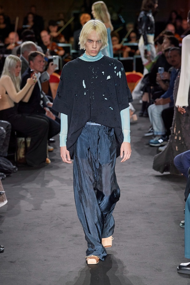 عرض أزياء MM6 Maison Margiela لربيع وصيف 2023 للمرأة التي تهوى المغامرة 